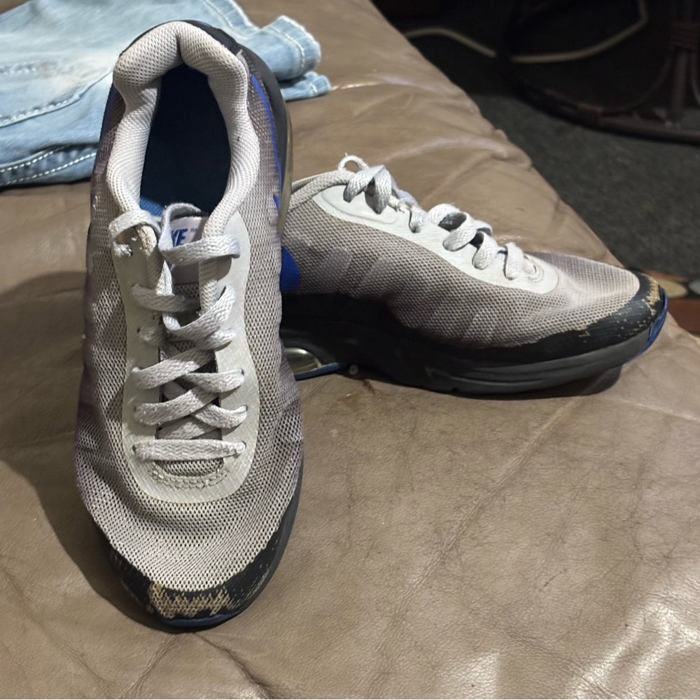 🎊 SOLD 🎊 Nike 4.5/Children youth Sneakers in Gray&Black with Blue Accents - Picture 3 of 9